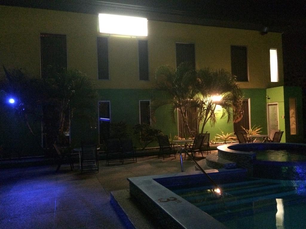 Airport Suites Hotel Piarco Esterno foto