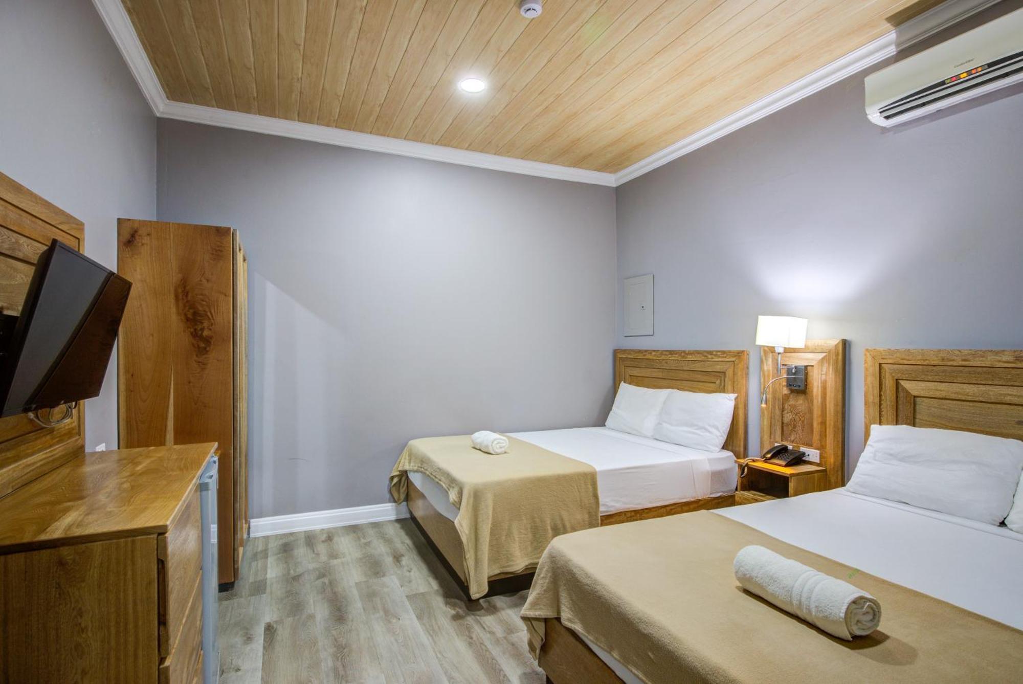 Airport Suites Hotel Piarco Esterno foto