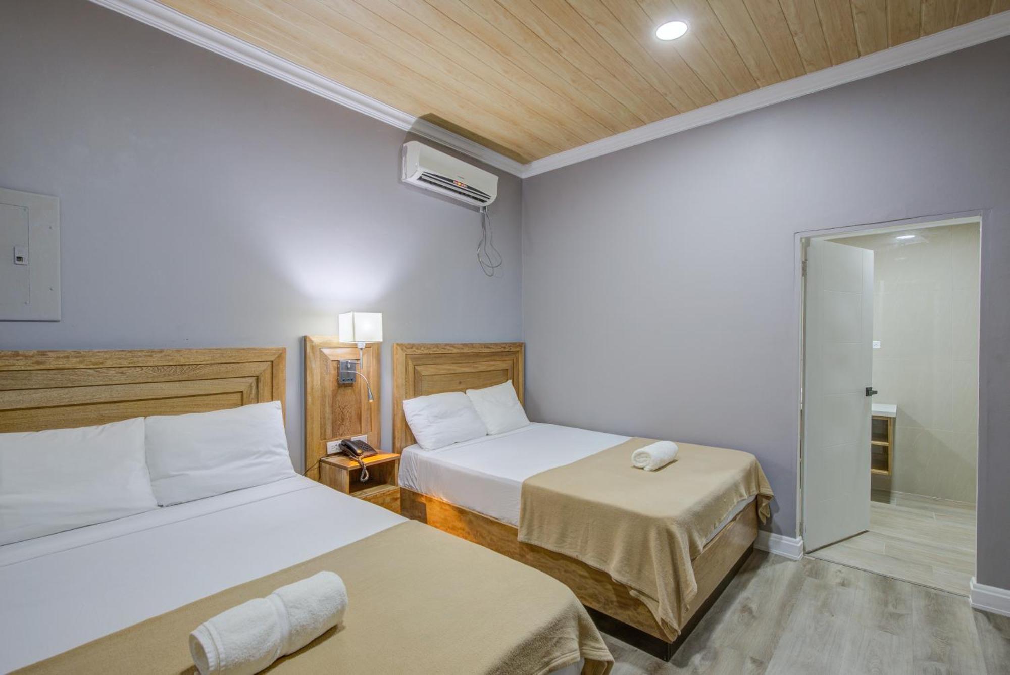 Airport Suites Hotel Piarco Esterno foto