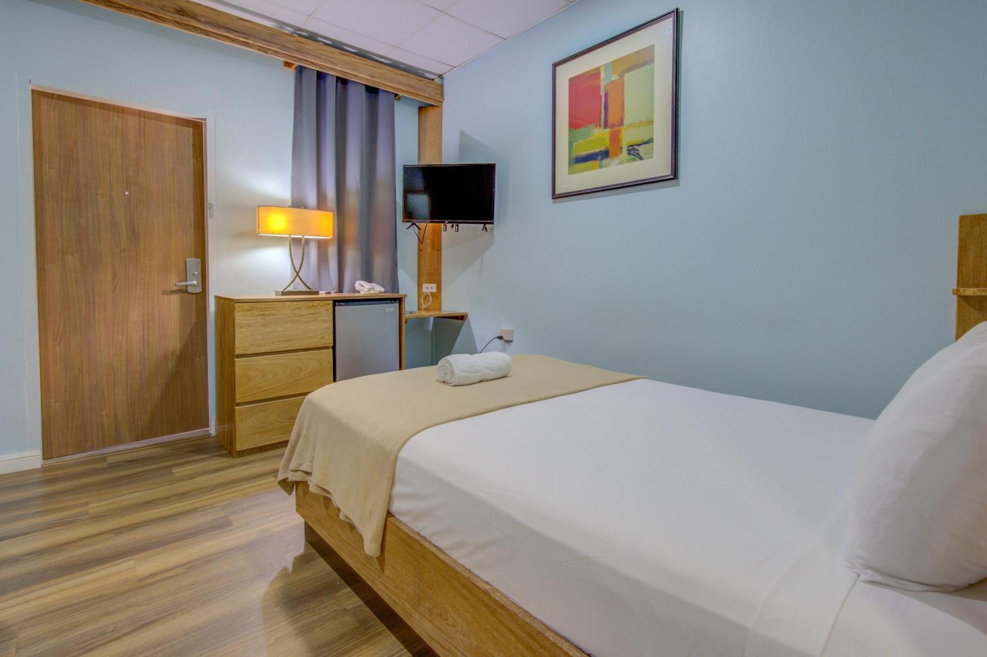 Airport Suites Hotel Piarco Esterno foto