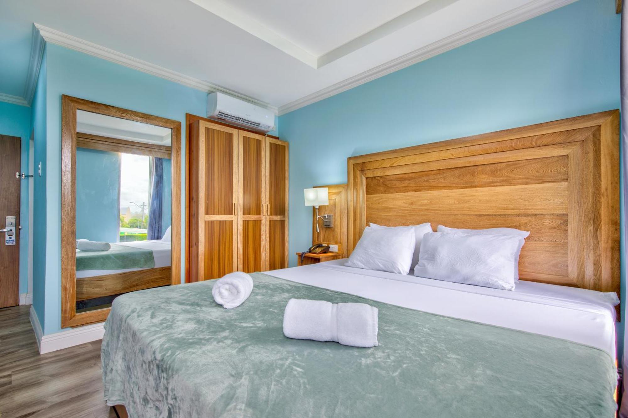 Airport Suites Hotel Piarco Esterno foto
