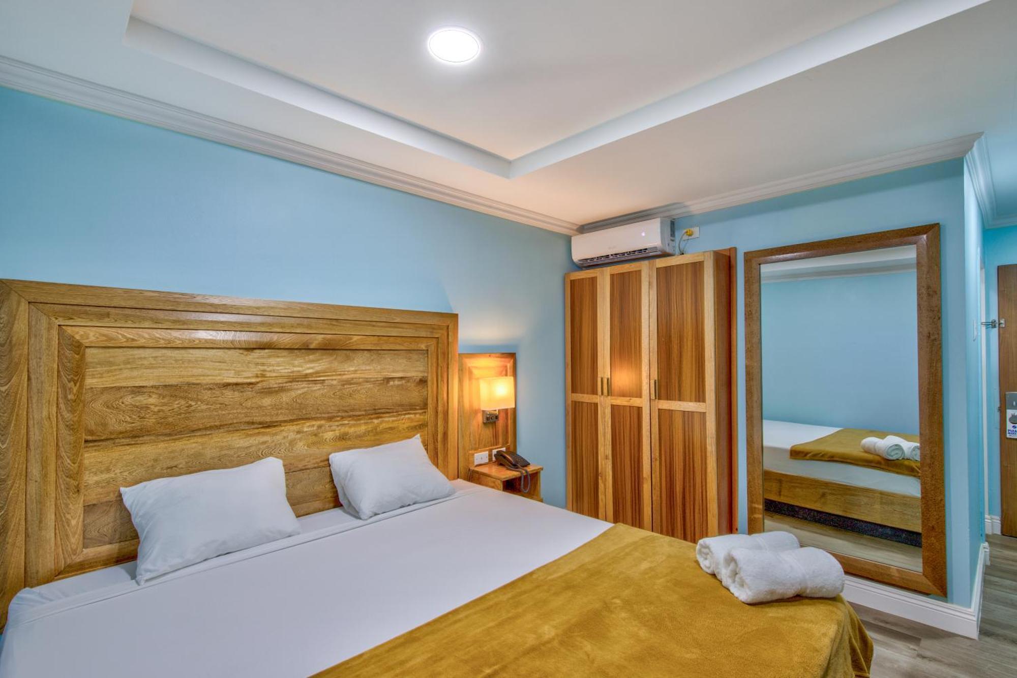 Airport Suites Hotel Piarco Esterno foto