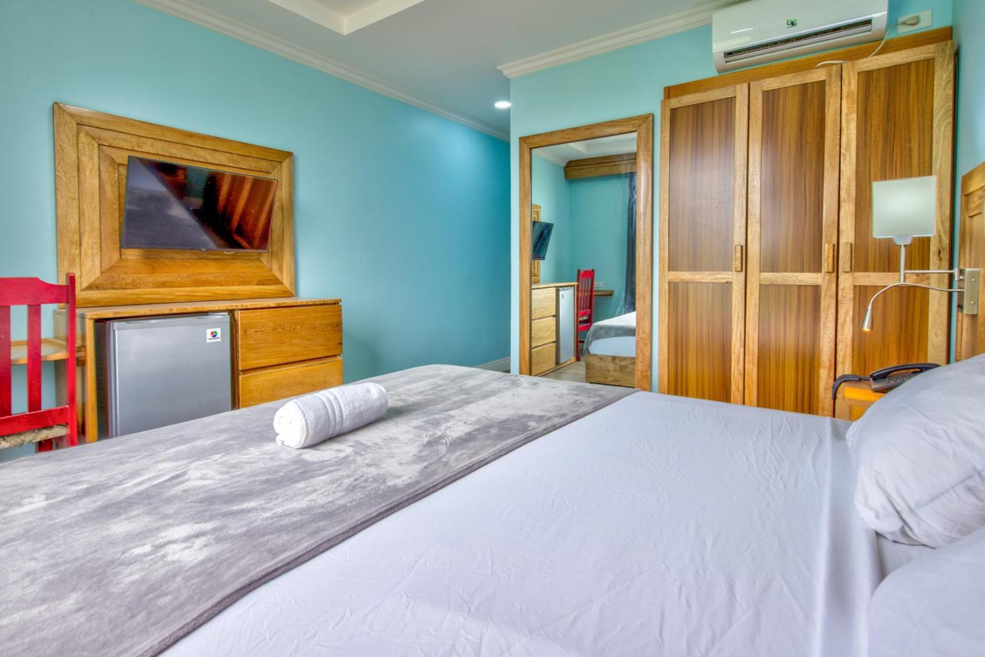 Airport Suites Hotel Piarco Esterno foto