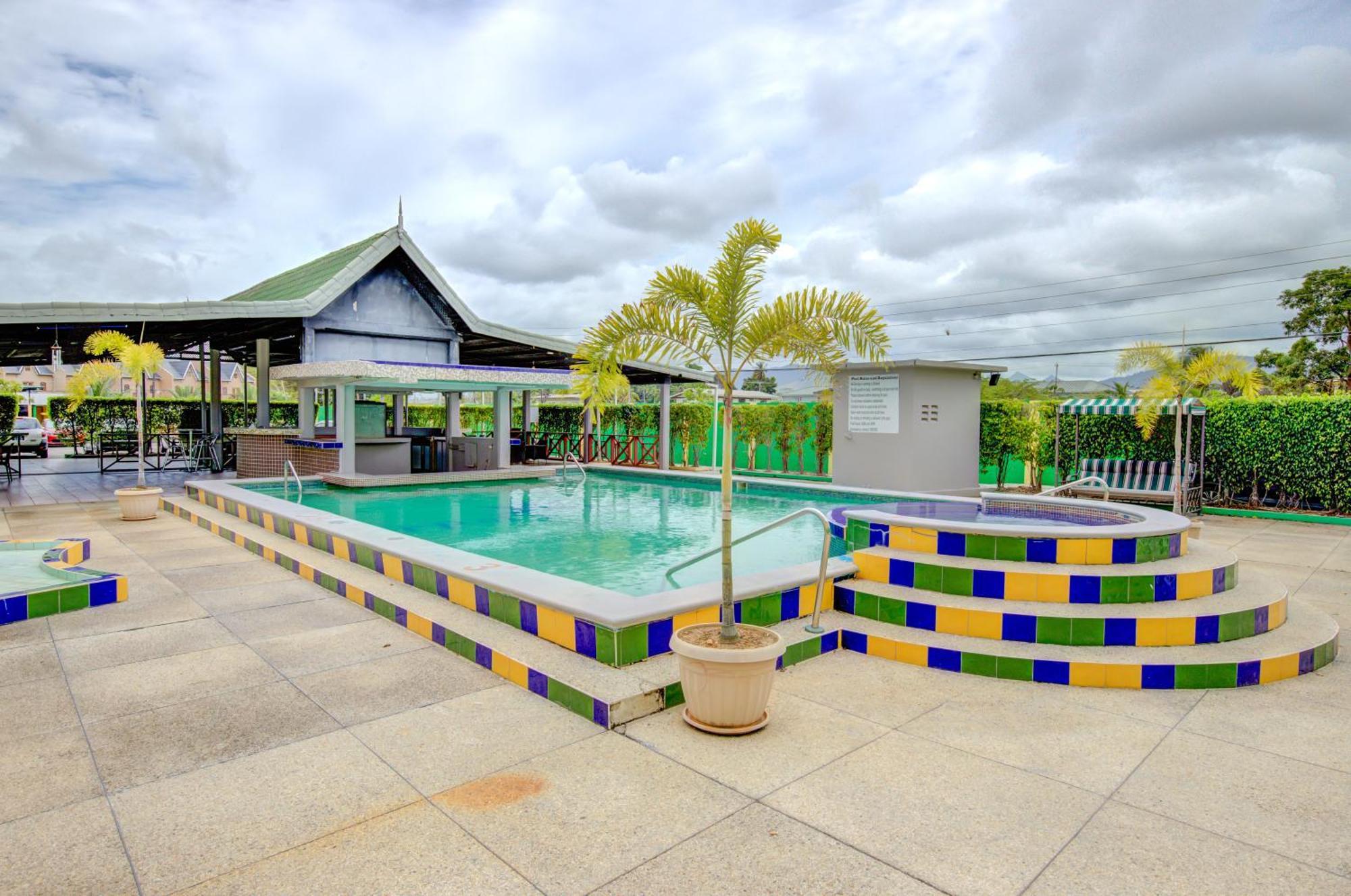 Airport Suites Hotel Piarco Esterno foto
