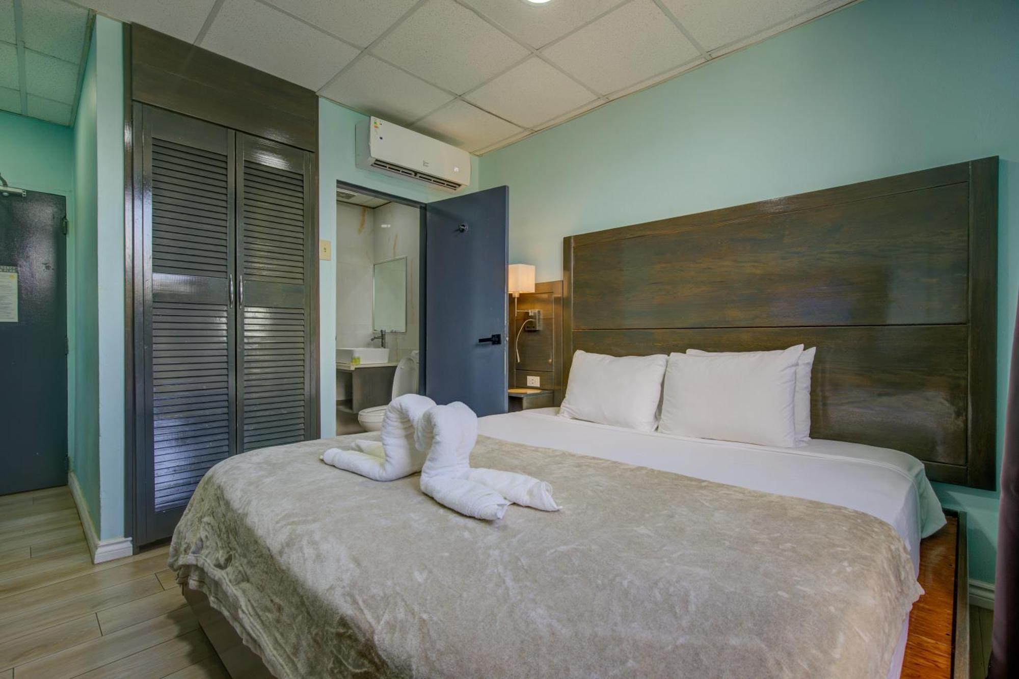Airport Suites Hotel Piarco Esterno foto