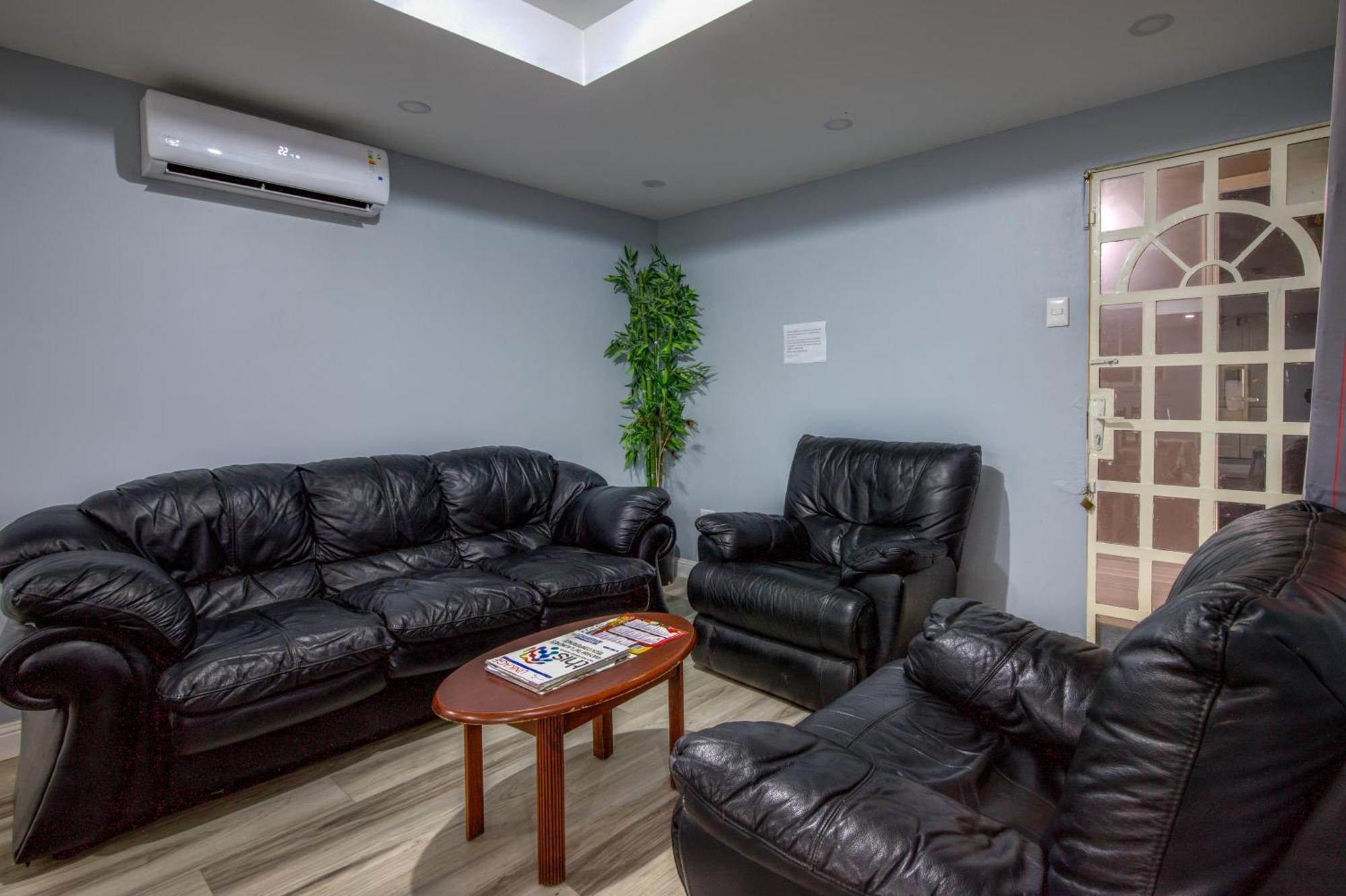 Airport Suites Hotel Piarco Esterno foto