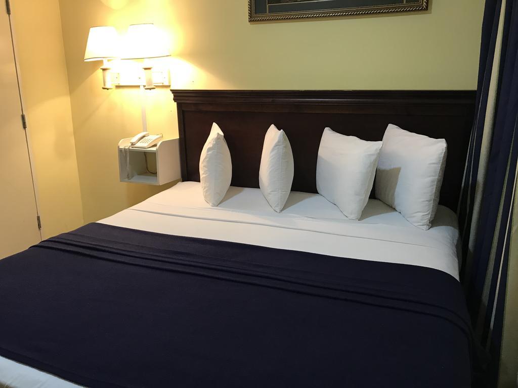 Airport Suites Hotel Piarco Esterno foto