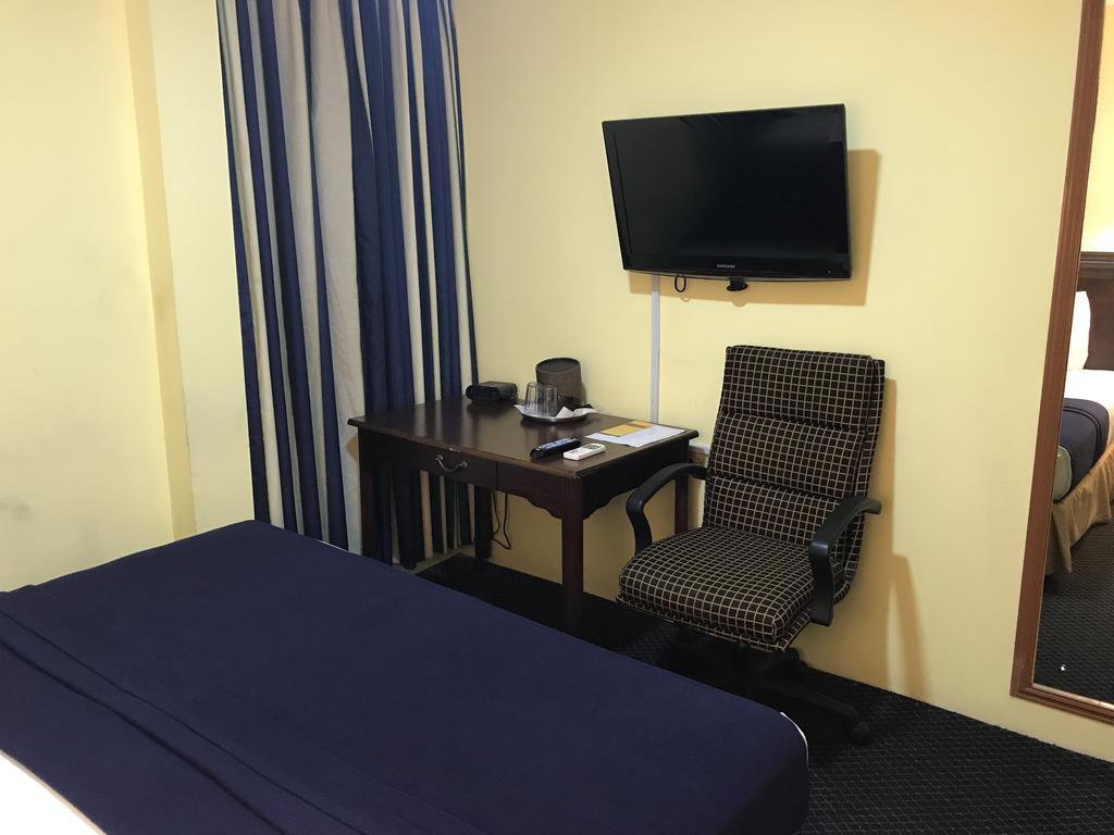 Airport Suites Hotel Piarco Esterno foto