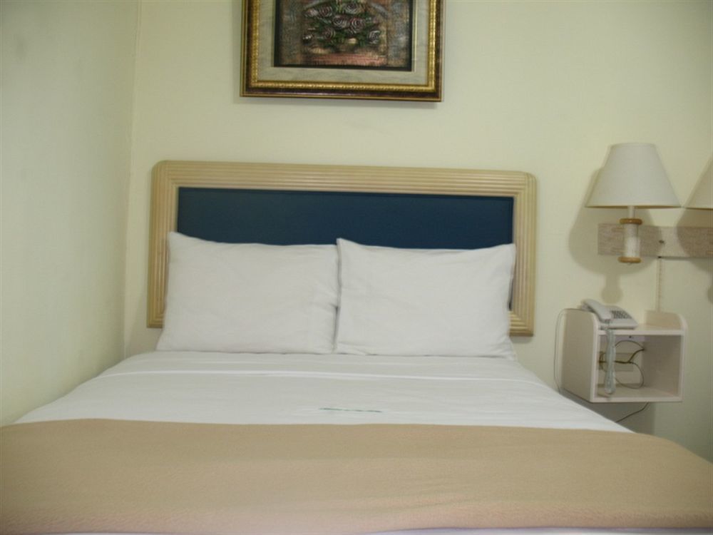 Airport Suites Hotel Piarco Esterno foto